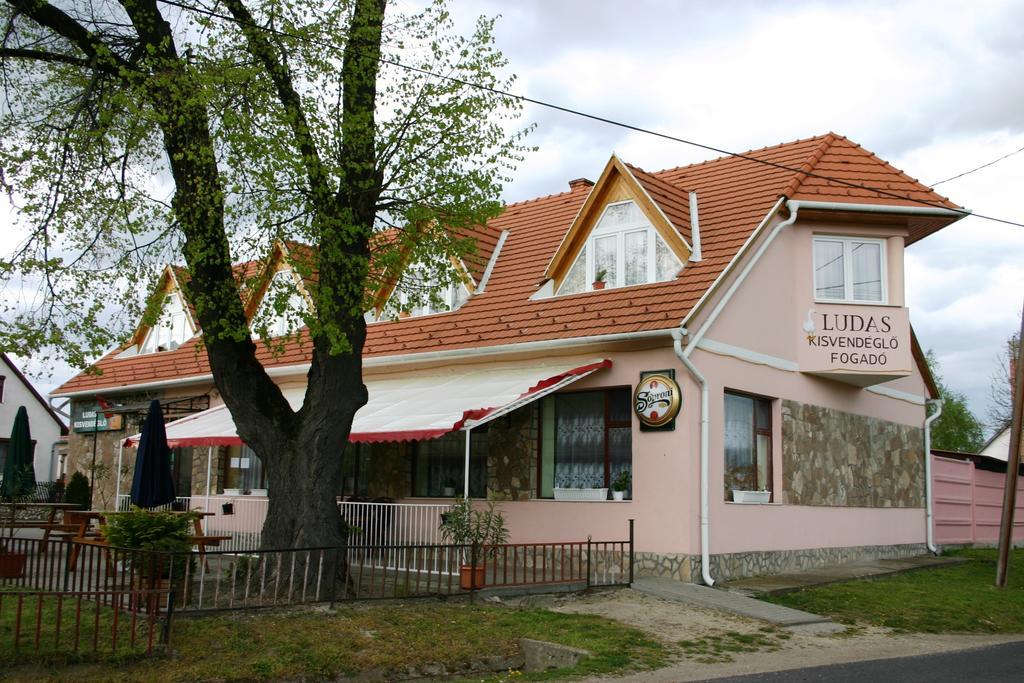 Ludas Fogado Nagyalásony Exteriér fotografie